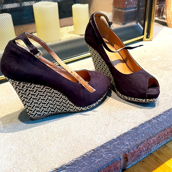 Black suede ankle strap wedges with peep toe - Picture 2 of 3